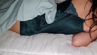 ผมแอบเข้าไปในห้องของน้องสาวและเย็ดกับเธอตอนเธออาบน้ํา