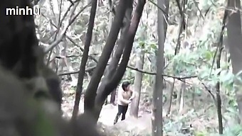 Un Papà Giapponese Scopa Un Sex Worker Nel Bosco