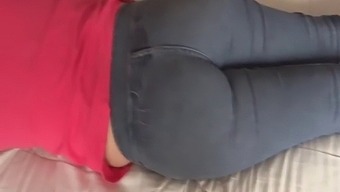 สาวมือใหม่รับการยิงน้ําเชื่อมในก้นสวยของเธอ