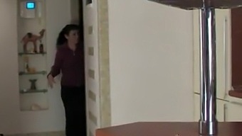 Zrela Ženska Se Spolno Udejstvuje S Spremljevalcem Svojega Pastorka