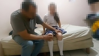 Osupljiva Mehiška Najstnica Se Zaroti S Sosedom, Da Bi Prejela Darilo, In Se Ukvarja S Spolnimi Aktivnostmi Z Mladeničem Iz Sinaloe V Pristnem Domačem Videu