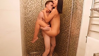 Hardcore Amateur Fucking In The Shower With Big Dick