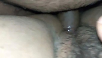 Любительская Жена Получает Свою Волосатую Киску Трахнутой В Позе С Открытыми Ногами.