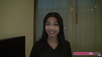 สาวไทยที่น่าทึ่งได้รับการเติมเต็มด้วยน้ําเชื่อมในตัวเธอ