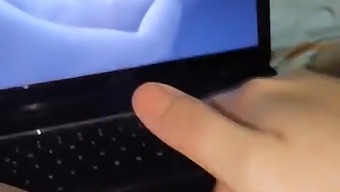 Špansko Govoreča Ženska Uživa V Samozadovoljevanju Med Gledanjem In Odzivanjem Na Moške Videoposnetke