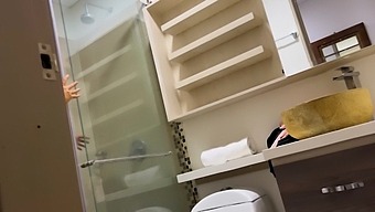 Gospodinja Z Oblinami Celestealba Uživa V Divji Vožnji Z Maskiranim Vsiljivcem