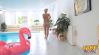 Il Sesso Anale A Bordo Piscina Della Milf Nathaly Cherie Con Un Grosso Cazzo