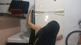 Oralne Sposobnosti Moje Polsestre So Bile Na Preizkusu, Ko Je Poiskala Velik Kurac Za Užitek - Španski Porno