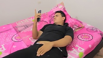 เพื่อนน้องชายของมือสมัครเล่นเข้าร่วมใน Threesome ร้อน